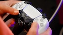 Person hält einen PS5-Controller in den Händen.