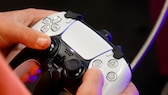 Person hält einen PS5-Controller in den Händen.