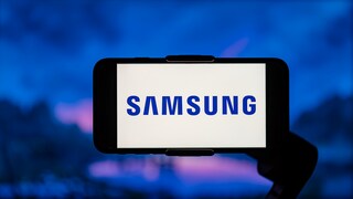 Samsung-Logo auf einem Handy-Display.