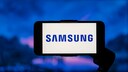 Samsung-Logo auf einem Handy-Display.