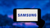 Samsung-Logo auf einem Handy-Display.