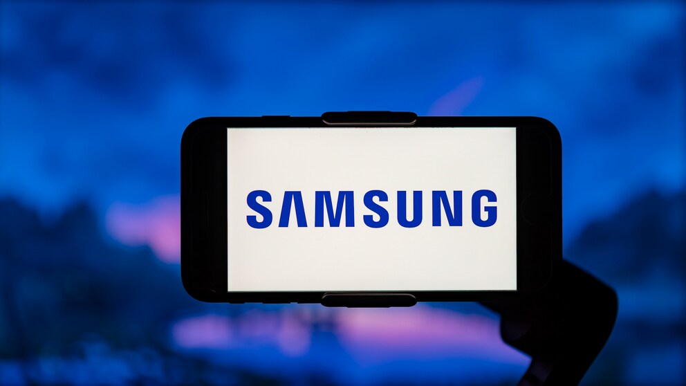 Samsung-Logo auf einem Handy-Display.