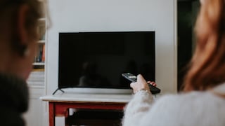Symbolbild: Frau versetzt Fernseher in Standby-Modus.