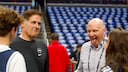Als Besitzer des Basketballclubs Los Angeles Clippers ist Steve Ballmer (r.) bei den NBA Playoffs 2024 dabei.