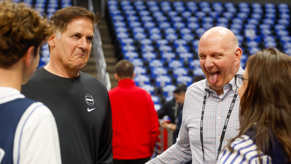 Als Besitzer des Basketballclubs Los Angeles Clippers ist Steve Ballmer (r.) bei den NBA Playoffs 2024 dabei.