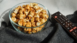 Streaming Kosten: Popcorn neben Fernbedienung