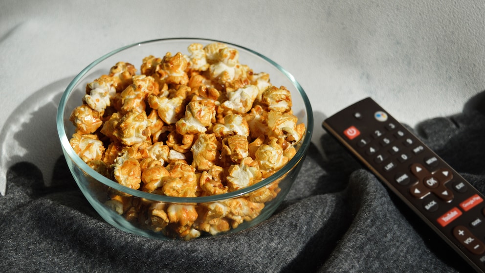 Streaming Kosten: Popcorn neben Fernbedienung