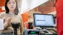 Frau wird am Supermarkt nach ihrer Postleitzahl gefragt