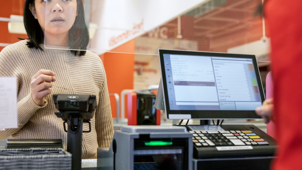 Frau wird am Supermarkt nach ihrer Postleitzahl gefragt