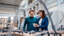 Technik und Technologie Symbolbild: Mann und Frau mit einem Tablet