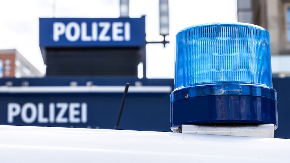 Symbolbild: Polizeisirene vor Polizeistation.