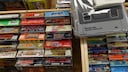 Tisch mit einem Super Nintendo und mehreren Spielen.