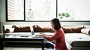 WLAN-Reichweite: Frau mit Laptop im Wohnzimmer