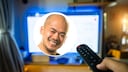 Kopf von TECHBOOK-Autor vor einem Fernseher, auf den jemand eine Fernbedienung gerichtet hat.