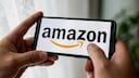 Amazon-Logo auf einem Handy-Display.