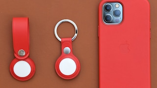 Apple AirTags neben einem iPhone 12