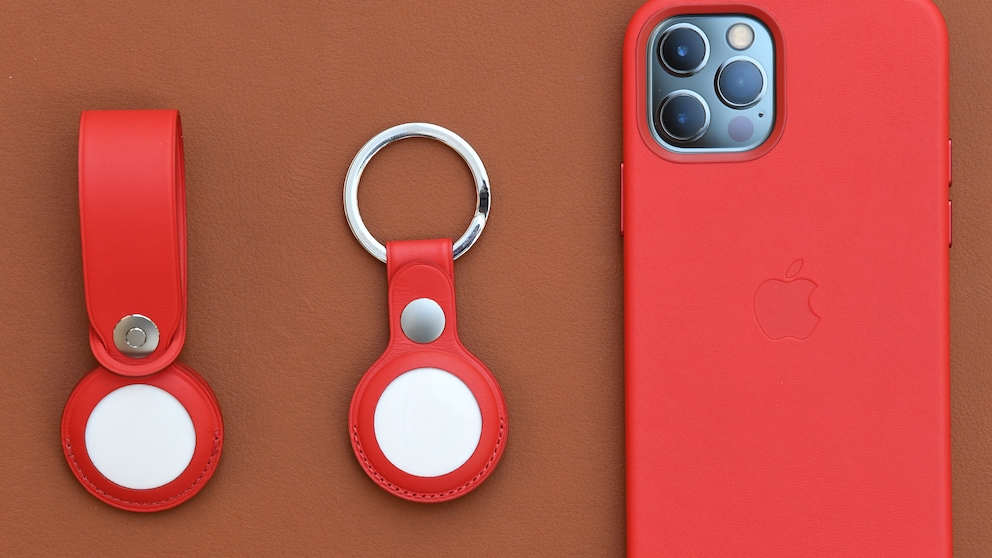 Apple AirTags neben einem iPhone 12