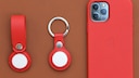 Apple AirTags neben einem iPhone 12