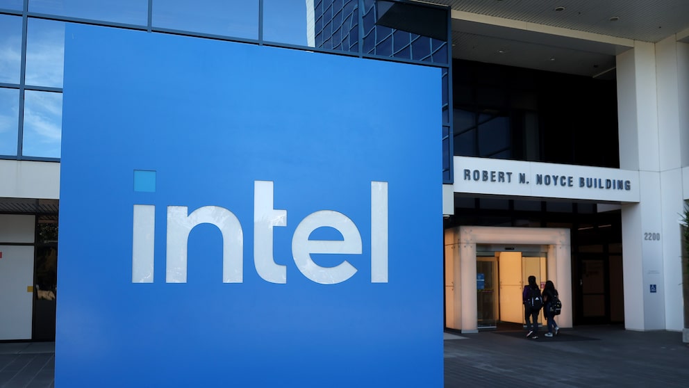 Intel Logo vor einem Gebäude