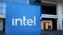 Intel Logo vor einem Gebäude