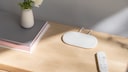Weißer Google TV Streamer mit Fernbedienung auf Schrank