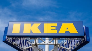 Ikea-Logo an einem Gerüst