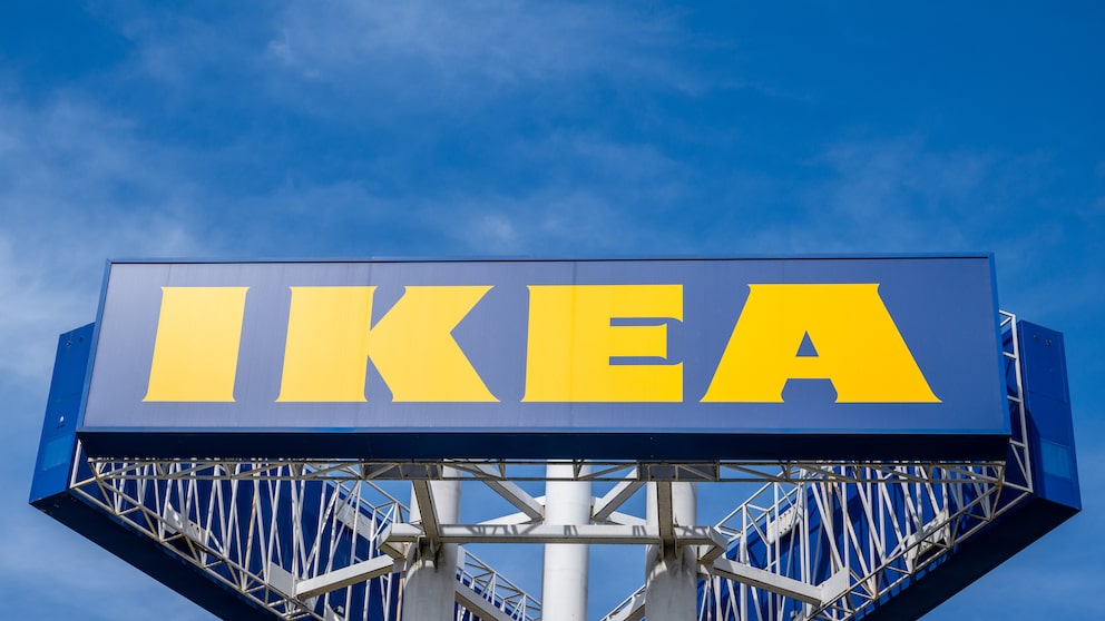 Ikea-Logo an einem Gerüst