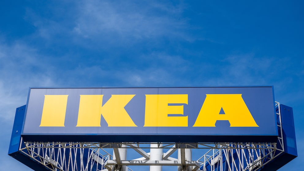 Ikea-Logo an einem Gerüst