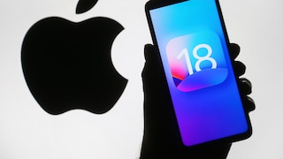 Apple-Logo und iOS-18-Symbol auf einem Handy-Display