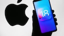Apple-Logo und iOS-18-Symbol auf einem Handy-Display