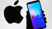 Apple-Logo und iOS-18-Symbol auf einem Handy-Display