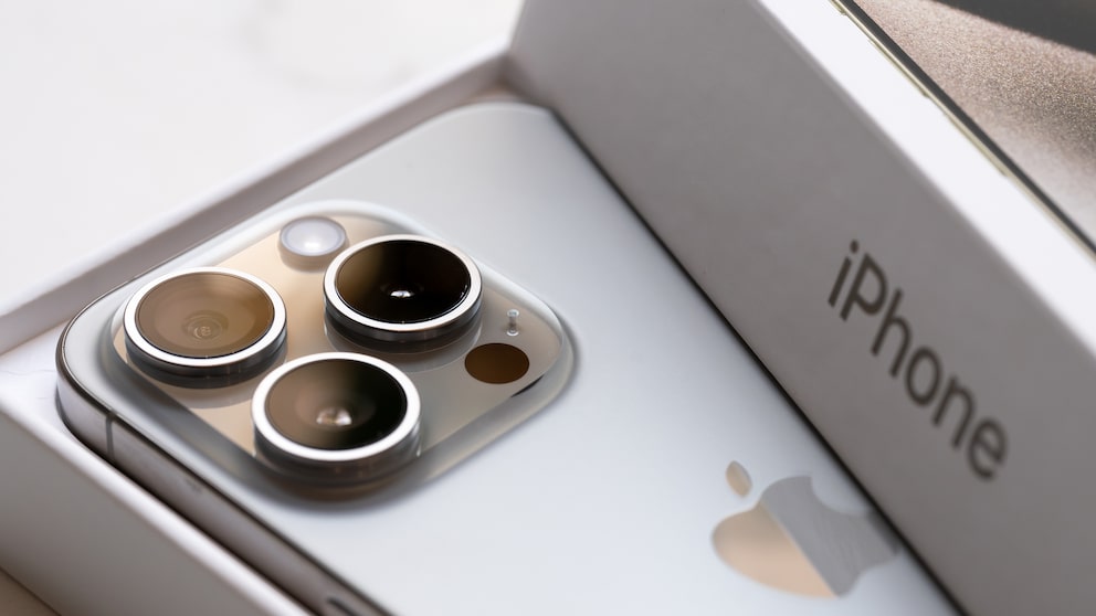 Ein iPhone 15 Pro in der Verpackung
