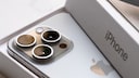 Ein iPhone 15 Pro in der Verpackung