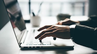 Laptops sollte man nicht dauerhaft am Strom betreiben. Aber nicht wegen möglicher Überladung.