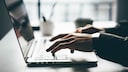 Laptops sollte man nicht dauerhaft am Strom betreiben. Aber nicht wegen möglicher Überladung.