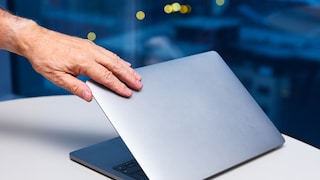 Arbeit fertig, und nun? Kann man den Laptop einfach zuklappen oder sollte man ihn lieber ganz herunterfahren?