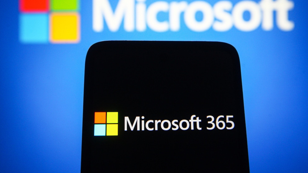 Microsoft 365 auf einem Handy, dahinter das Microsoft-Logo