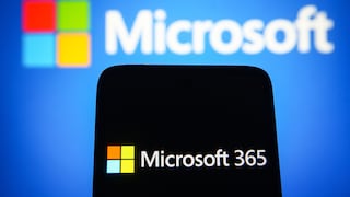 Microsoft 365 auf einem Handy, dahinter das Microsoft-Logo