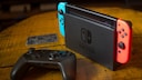 Eine Nintendo Switch mit einem Pro Controller