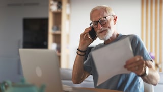 Symbolbild: Besorgter Mann telefoniert nach Phishing-Brief mit Bank