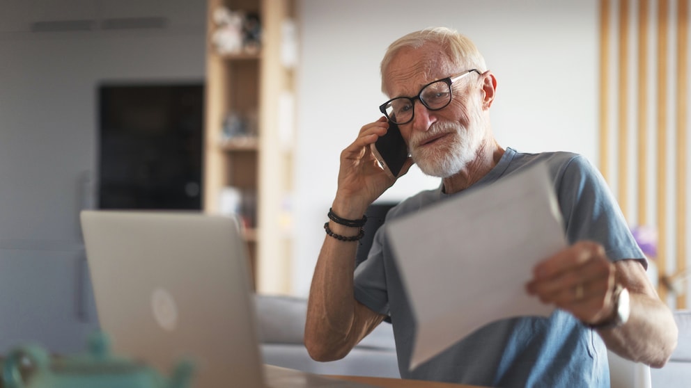 Symbolbild: Besorgter Mann telefoniert nach Phishing-Brief mit Bank