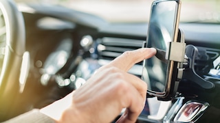 Im Sommer klettern die Temperaturen im Auto schnell. Das kann Smartphones extrem zusetzen