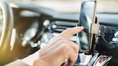 Im Sommer klettern die Temperaturen im Auto schnell. Das kann Smartphones extrem zusetzen