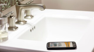 Symbolbild: Bad und Bahn sind mutmaßlich die Orte, an denen eine Menge Smartphones liegen bleiben.
