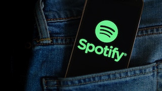 Spotify-Logo auf einem Handy, das in einer Hosentasche steckt.