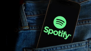 Spotify-Logo auf einem Handy, das in einer Hosentasche steckt.