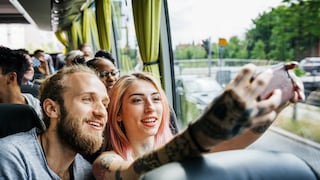 Symbolbild: Paar macht Urlaubsfoto in Reisebus