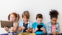 Kinder mit modernen Technik-Geräten