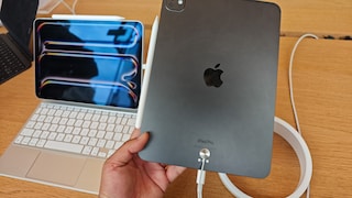Person hält ein neues iPad Pro im Laden in der Hand