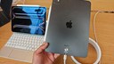 Person hält ein neues iPad Pro im Laden in der Hand